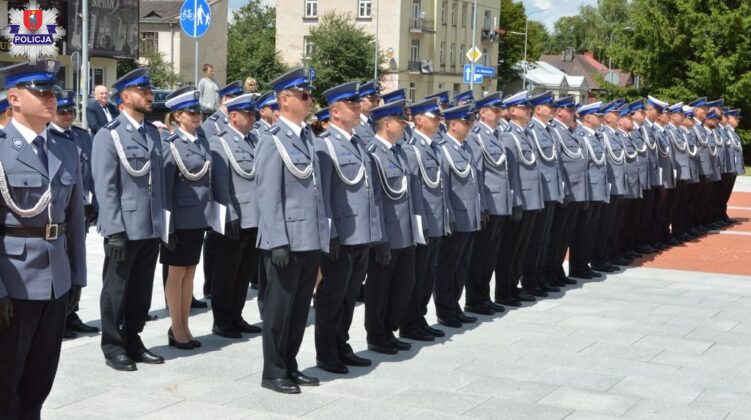 361 205766 ZAMOŚĆ: Policjanci świętowali. Awansowano blisko 150 mundurowych.