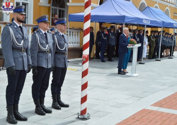 361 205771 ZAMOŚĆ: Policjanci świętowali. Awansowano blisko 150 mundurowych.