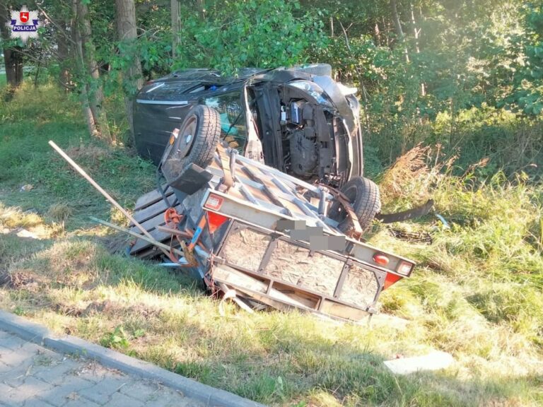 Poważne obrażenia po dachowaniu na krajowej 17-stce