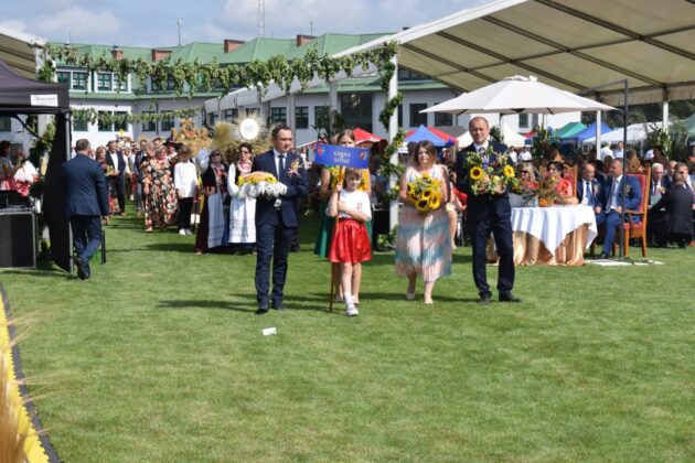 300882371 975377610530262 1795943836474391849 n Dożynki w Miączynie. Były odznaczenia dla rolników, nagrody za wieńce i koncert zespołu PIERSI.