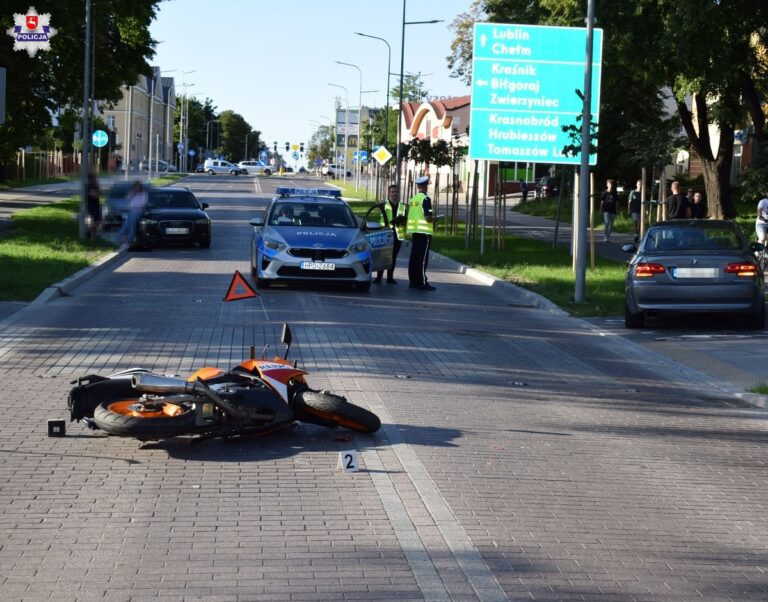 ZAMOŚĆ: Motocyklista uderzył w tył BMW.