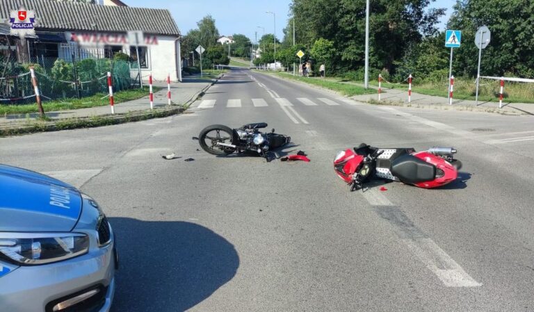 Zderzenie dwóch motorowerzystów na skrzyżowaniu.