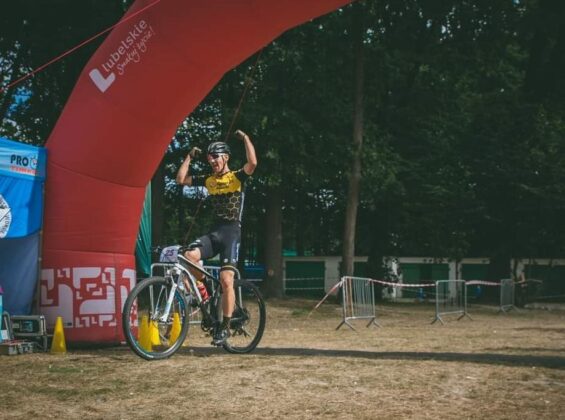 361 208490 Policjanci z zamojskiej komendy na podium wyścigu