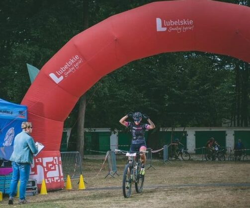 361 208491 Policjanci z zamojskiej komendy na podium wyścigu