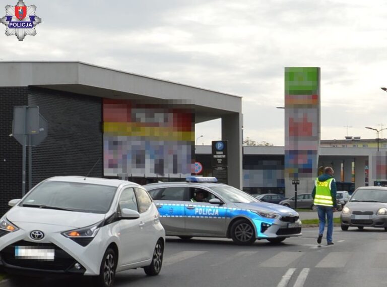 Kobieta Toyotą uderzyła w przechodzącą przez przejście 72-latkę