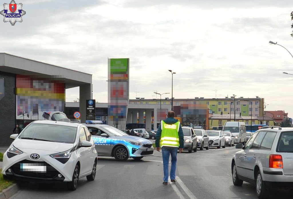 361 210148 Kobieta Toyotą uderzyła w przechodzącą przez przejście 72-latkę