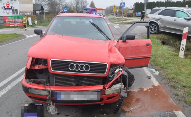 72-latek z audi trafił do szpitala z ciężkimi obrażeniami po zderzeniu z mercedesem