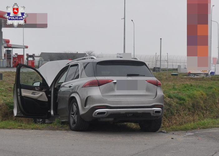 68 211822 72-latek z audi trafił do szpitala z ciężkimi obrażeniami po zderzeniu z mercedesem