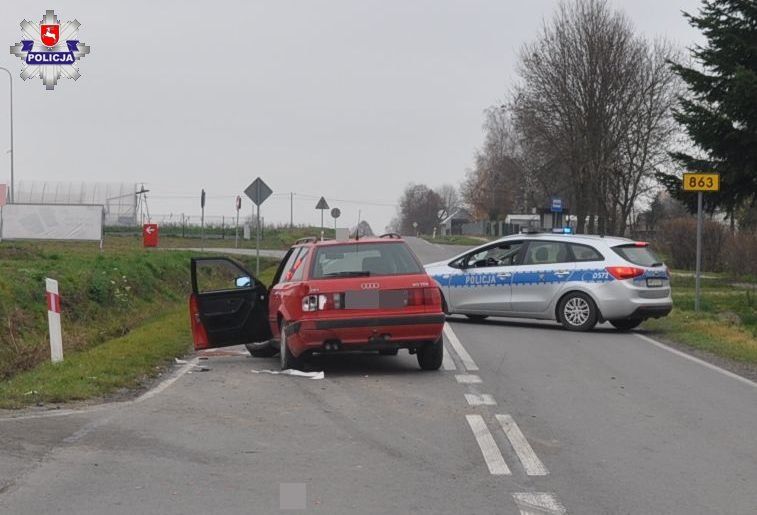 68 211823 72-latek z audi trafił do szpitala z ciężkimi obrażeniami po zderzeniu z mercedesem