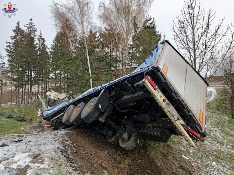 Po zderzeniu lusterkami ukraiński kierowca DAF-a stracił panowanie nad pojazdem
