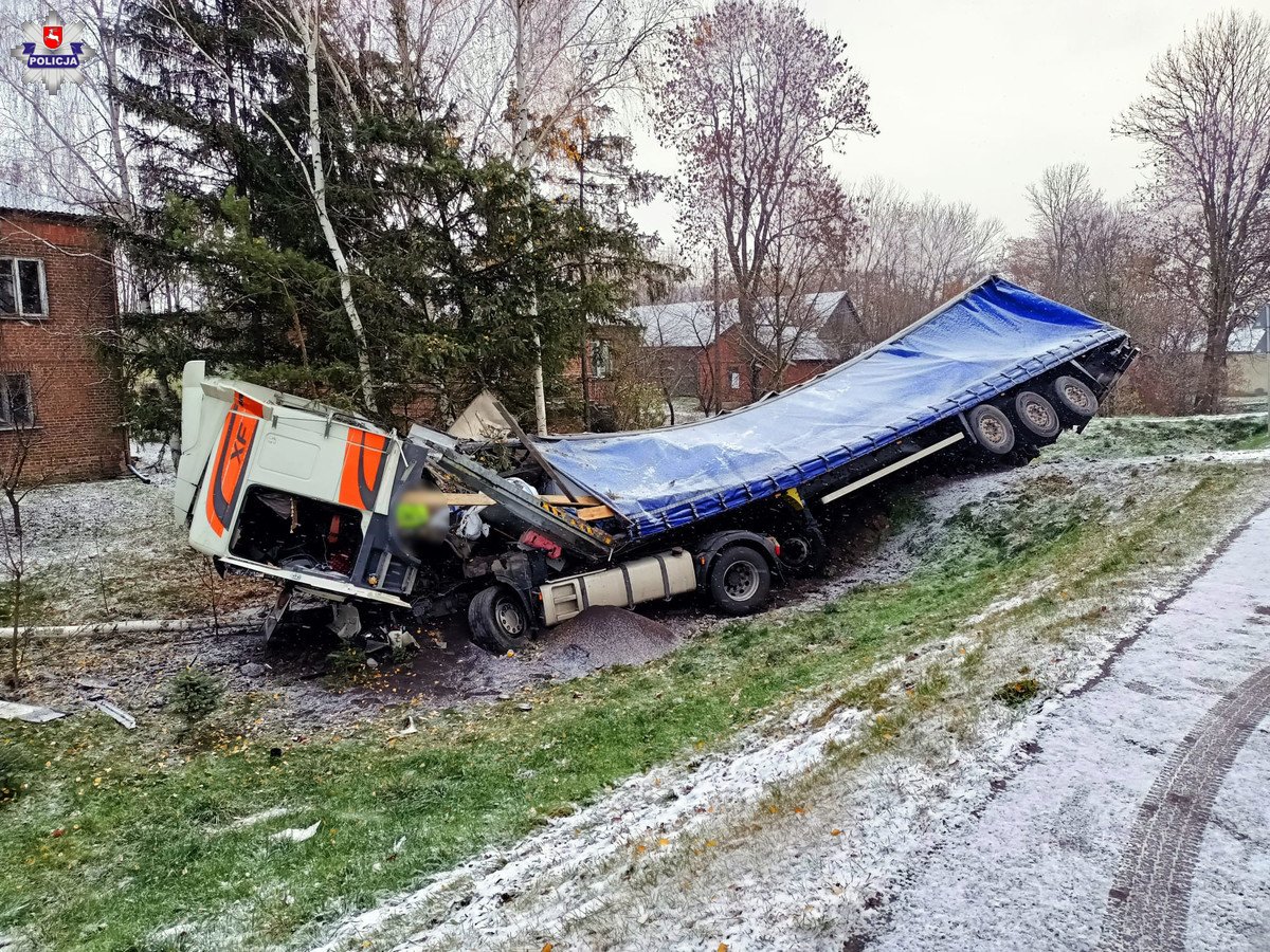 68 212064 Po zderzeniu lusterkami ukraiński kierowca DAF-a stracił panowanie nad pojazdem