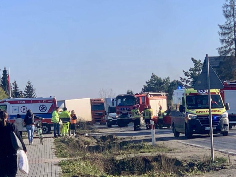 Kierowca Audi doprowadził do groźnego wypadku 3 aut (zdjęcia)