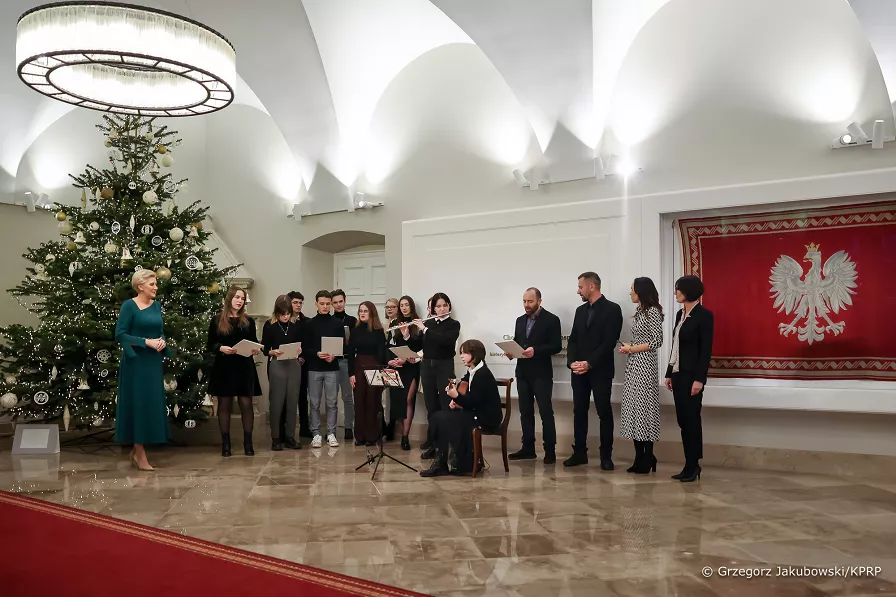 001 20221202 Agata Kornhauser Duda ozdabianie choinki GJB 6482 Uczniowie zamojskiego Plastyka dekorują choinkę w Pałacu Prezydenckim