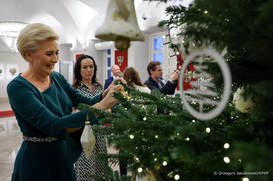 011 20221202 Agata Kornhauser Duda ozdabianie choinki GJB 6602 Uczniowie zamojskiego Plastyka dekorują choinkę w Pałacu Prezydenckim