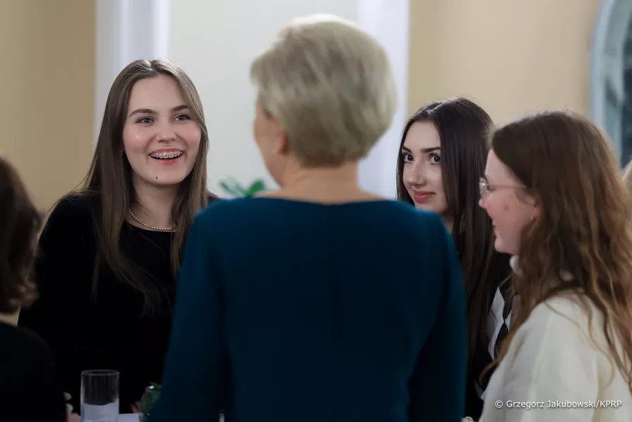 023 20221202 Agata Kornhauser Duda ozdabianie choinki GJA 6594 Uczniowie zamojskiego Plastyka dekorują choinkę w Pałacu Prezydenckim