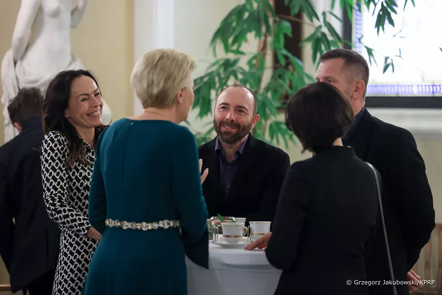 024 20221202 Agata Kornhauser Duda ozdabianie choinki GJA 6604 Uczniowie zamojskiego Plastyka dekorują choinkę w Pałacu Prezydenckim