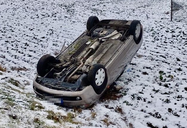 Kolejne dachowanie. UWAGA jest ślisko!