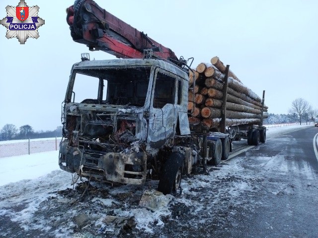Pożar ciężarówki z drewnem na trasie do Krasnegostawu (zdjęcia)
