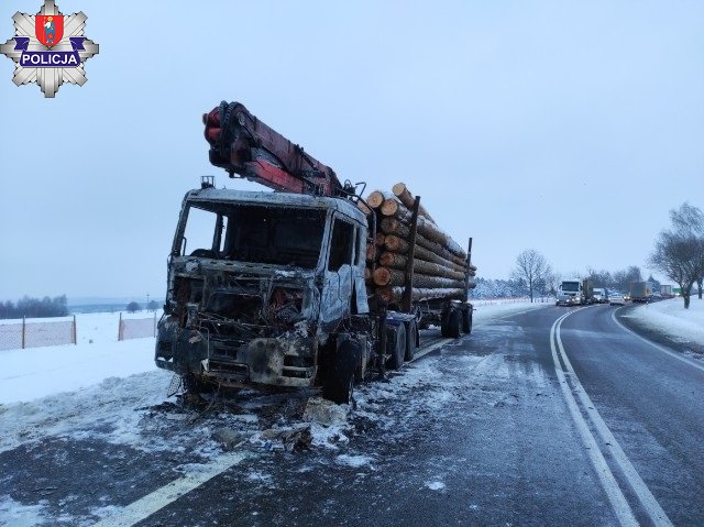 361 213131 Pożar ciężarówki z drewnem na trasie do Krasnegostawu (zdjęcia)