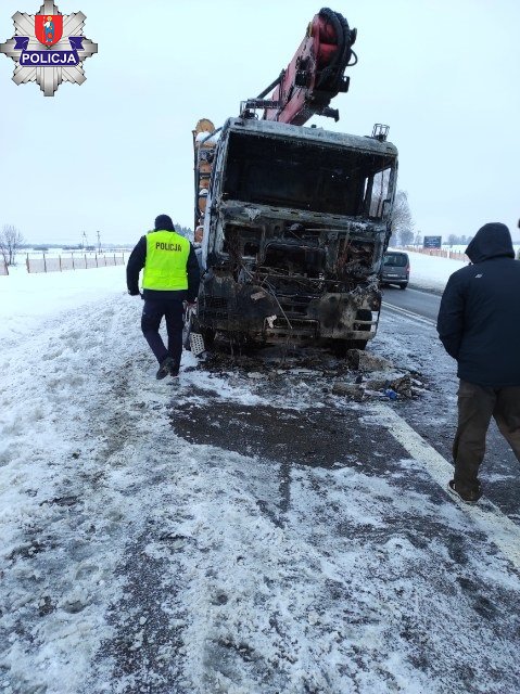 361 213133 Pożar ciężarówki z drewnem na trasie do Krasnegostawu (zdjęcia)