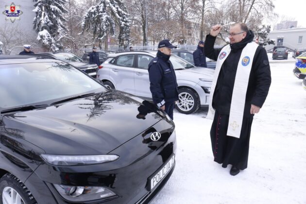 68 213243 11 nowoczesnych radiowozów w tym 3 elektryki dla policji. Dużo zdjęć