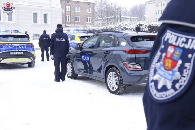 68 213245 11 nowoczesnych radiowozów w tym 3 elektryki dla policji. Dużo zdjęć