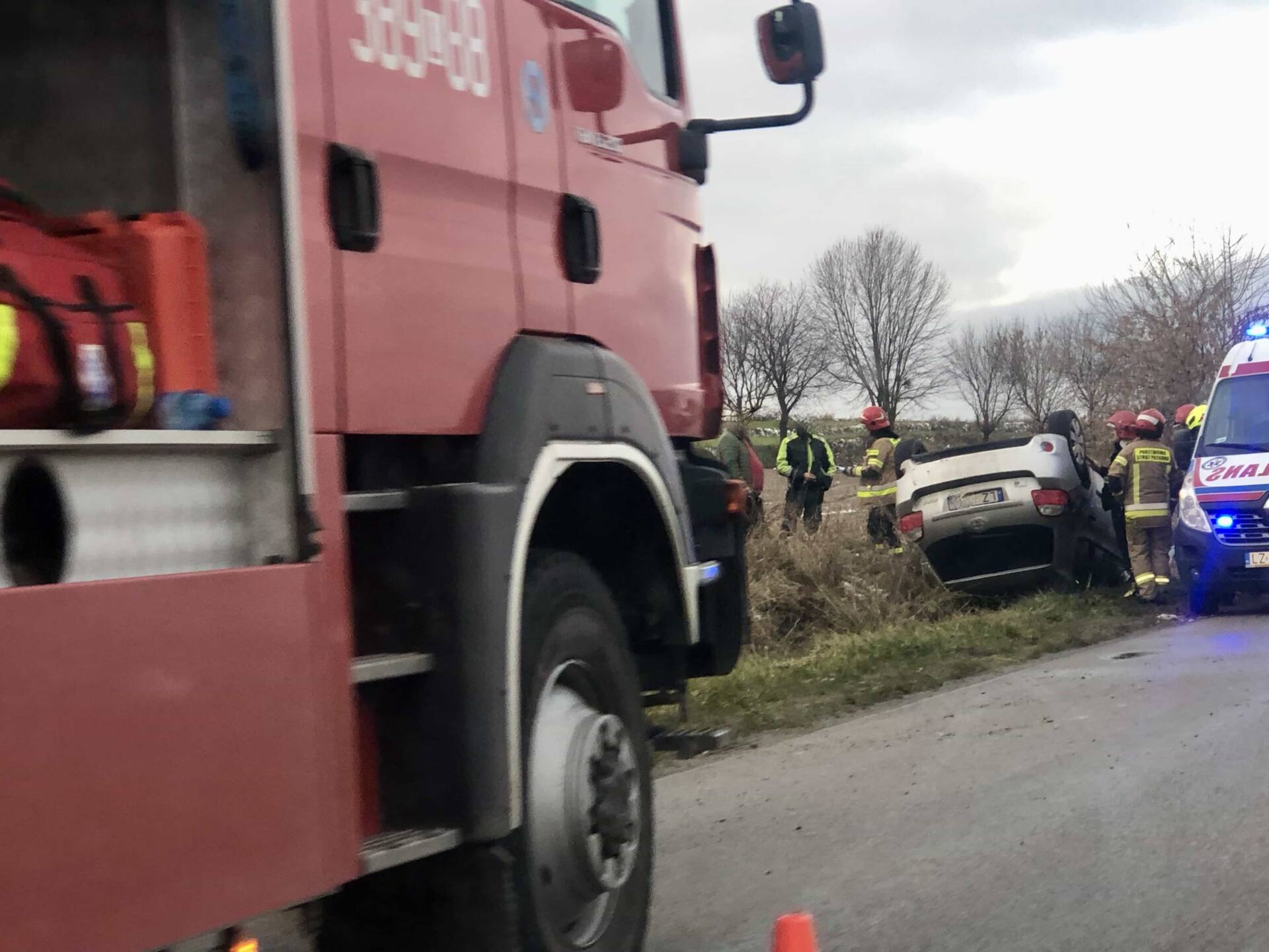 img 1406 Z ostatniej chwili: „szklanka” na jezdni, dachowanie na prostym odcinku drogi