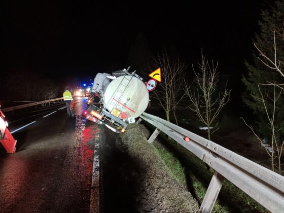 img20221227214244 Wypadek cysterny przewożącej 26 000 litrów oleju napędowego