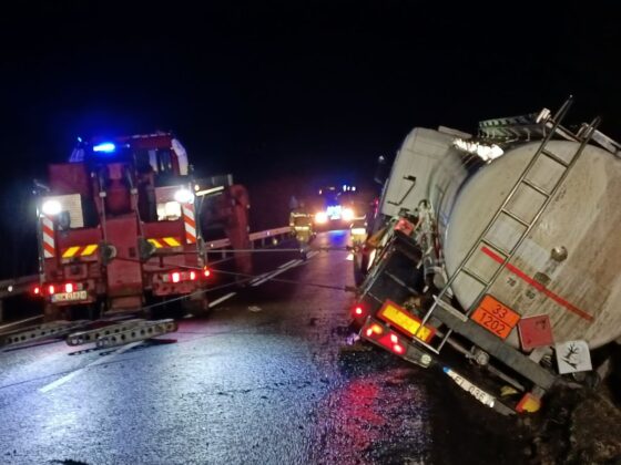 img20221227221311 Wypadek cysterny przewożącej 26 000 litrów oleju napędowego