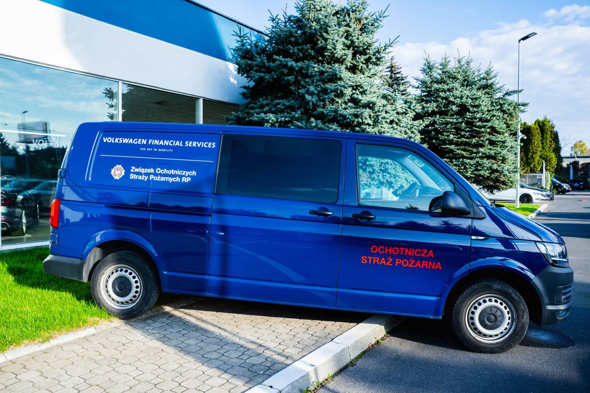 volkswagen transporter 2 OSP otrzymały samochody, dzięki którym pomagają uchodźcom z Ukrainy