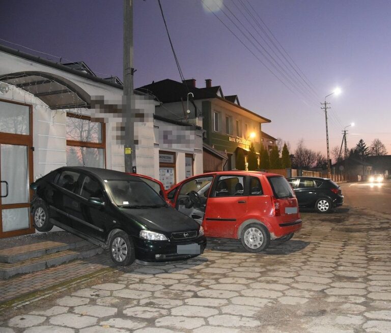 Potrącenie 73-latka i zaparkowanie na elewacji. To manewr cofania 89-latka