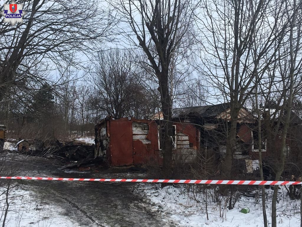 361 216223 Pożar domu: 84-latek zginął, a 77-latka z obrażeniami ciała trafiła do szpitala.