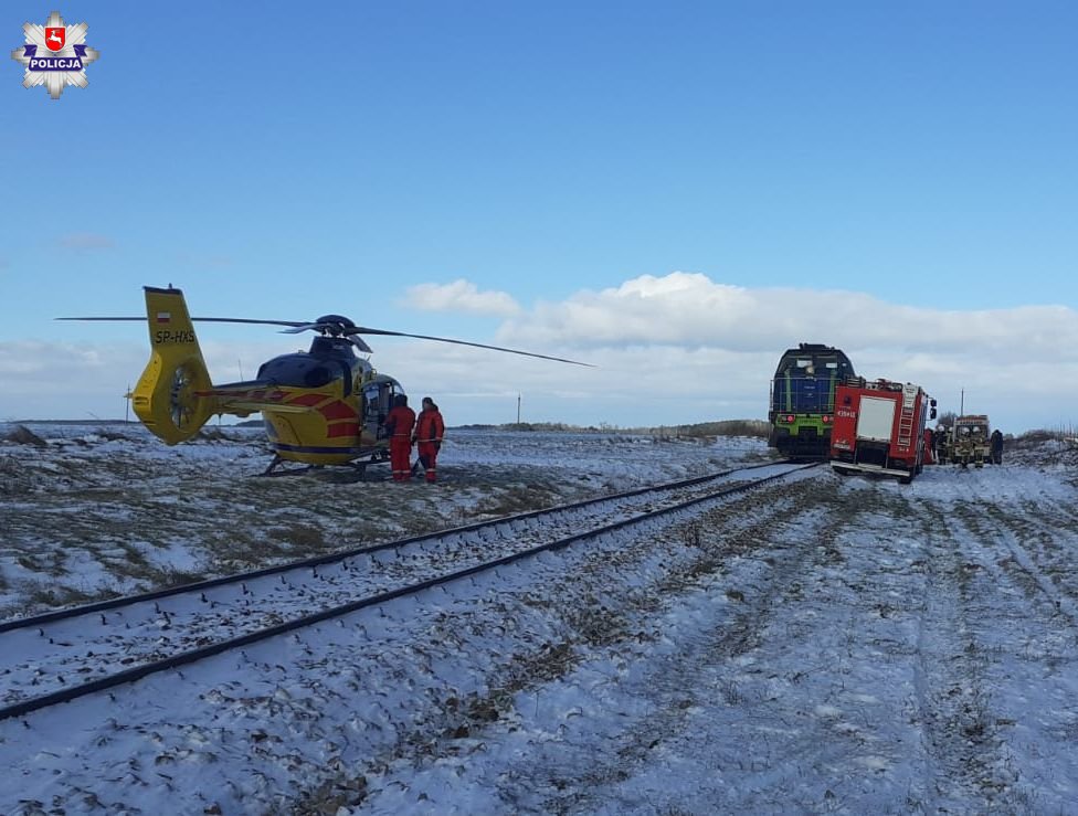 68 216205 Kierujący Subaru wjechał bezpośrednio pod nadjeżdżającą lokomotywę