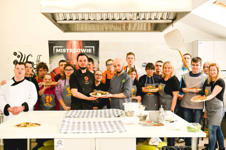 Warsztaty z pieczenia pizzy domowej z Marcinem Kozickim w Zamościu (zdjęcia)