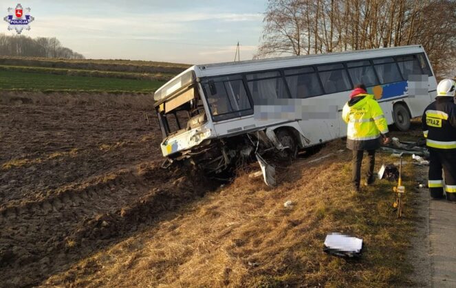 68 217237 Czołowe zderzenie z autobusem szkolnym. 29-latek poniósł smierć na miejscu (zdjęcia)