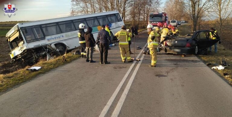 Czołowe zderzenie z autobusem szkolnym. 29-latek poniósł smierć na miejscu (zdjęcia)