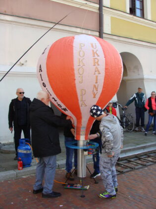 10iv etap napelniania balonu Wręczyli puchary najlepszym zespołom w XXI Zawodach Modeli Latających Balonów na Ogrzane Powietrze (zdjęcia)