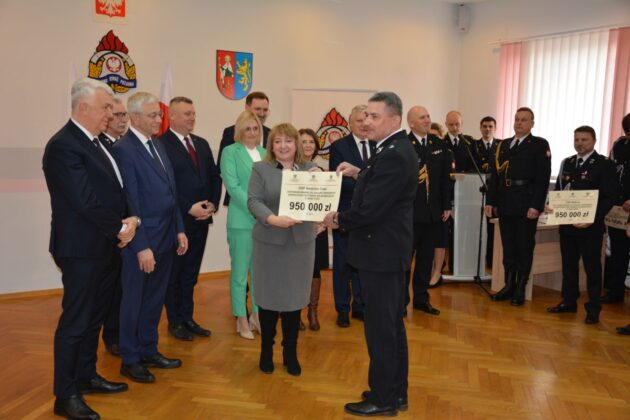 dsc 0048 Dofinansowali jednostki OSP do zakupu samochodów ratowniczo-gaśniczych (zdjęcia)