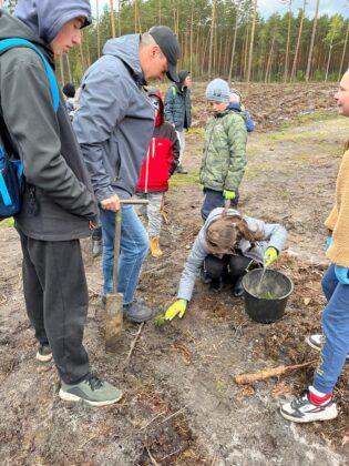 img 20230427 wa0003 Posadzili Las Pamięci Jana Pawła II w Biłgoraju