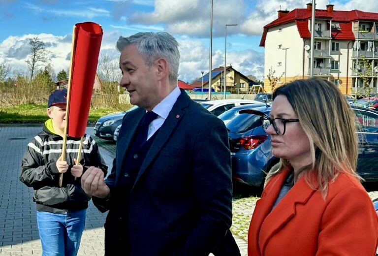 Biedroń u oszukanych mieszkańców osiedla Mieszkanie + w Zamościu