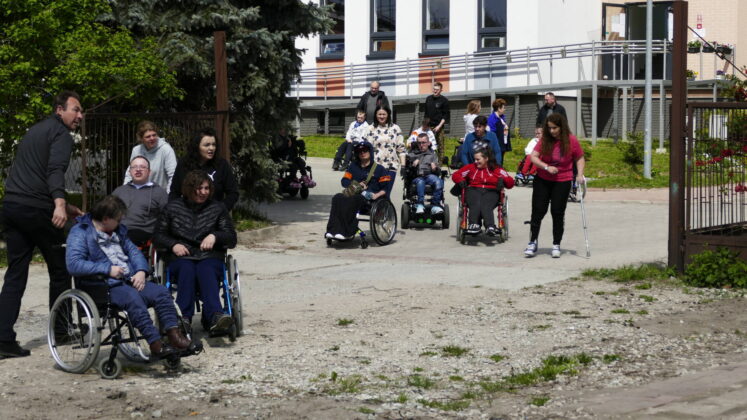 1100607 "Kolorem w szarość" happening z okazji Dnia Protestu Przeciwko Dyskryminacji Osób Niepełnosprawnych (zdjęcia)