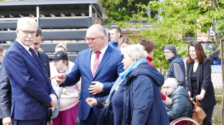 1100666 "Kolorem w szarość" happening z okazji Dnia Protestu Przeciwko Dyskryminacji Osób Niepełnosprawnych (zdjęcia)