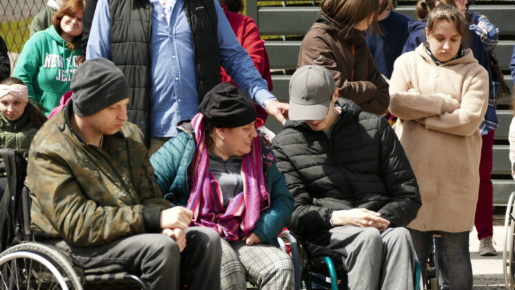 1100748 "Kolorem w szarość" happening z okazji Dnia Protestu Przeciwko Dyskryminacji Osób Niepełnosprawnych (zdjęcia)