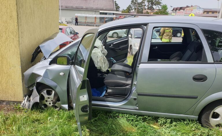 78-letni kierujący Oplem z niewyjaśnionych przyczyn uderzył w budynek trafostacji.