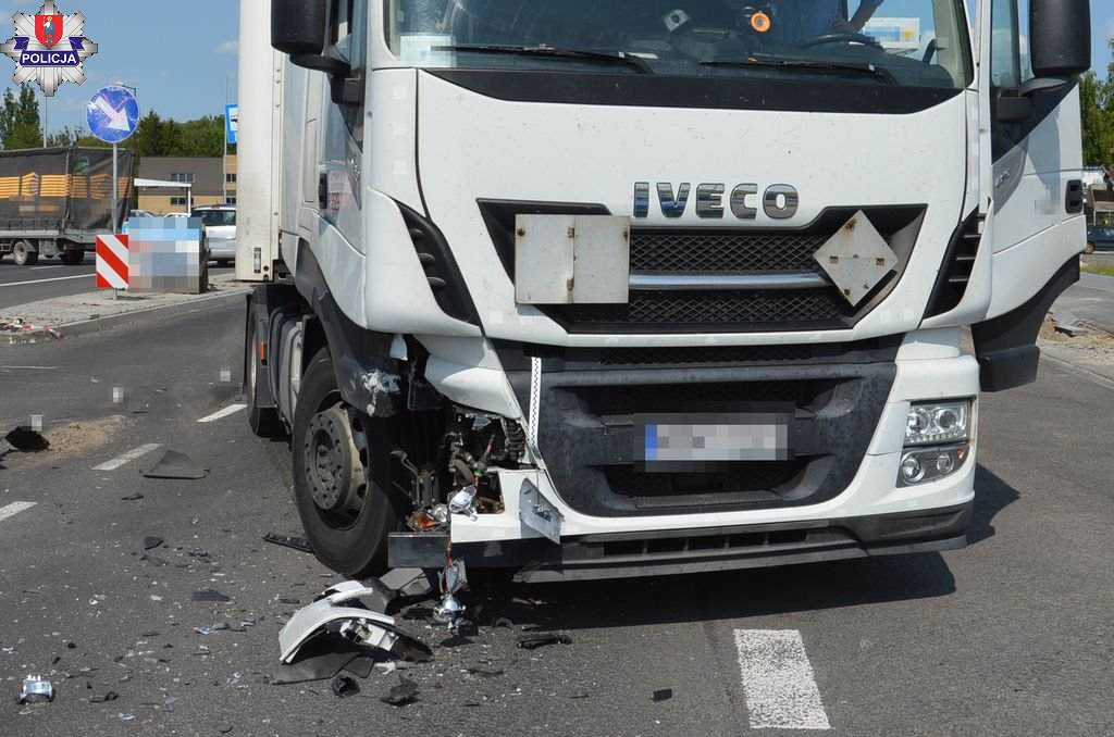 361 221532 Uwaga: Zderzenie Iveco z osobowym Oplem na ul. Dzieci Zamojszczyzny (ZDJĘCIA)