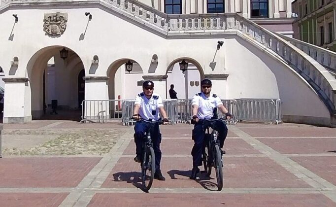 361 221686 g W Zamościu policjanci przesiadają się na rowery (zdjęcia)