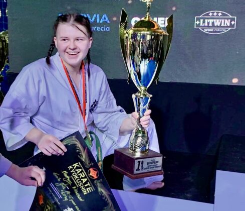 8a cr Martyna Nowosad zawodniczka Zamojskiego Klubu Karate Kyokushin, uczennica I LO w Zamościu zdobyła złoty medal Mistrzostw Europy.