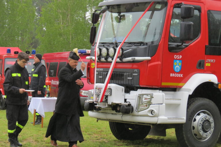 Uroczyste przekazanie wozu strażackiego w Bródku (gmina Łabunie) – zobacz zdjęcia