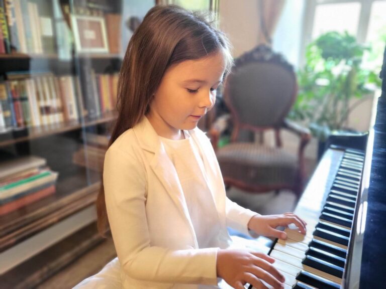 Celinka Senczak pięcioletnia dziewczynka wyróżniona w międzynarodowym konkursie muzycznym (zdjęcia)