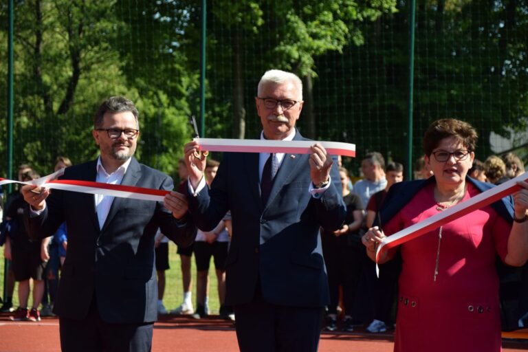 Otworzyli nowo wybudowane boisko w Technikum  w Zwierzyńcu